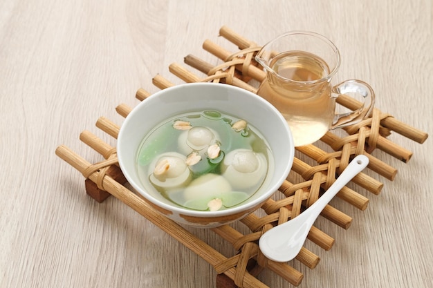 Ronde Tang Yuan 찹쌀 만두 공은 전통적인 따뜻한 음료입니다.