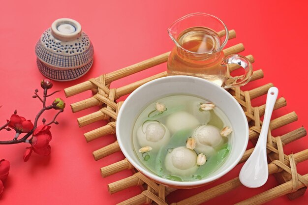 Ronde Tang Yuan 찹쌀 만두 공은 전통적인 따뜻한 음료입니다.