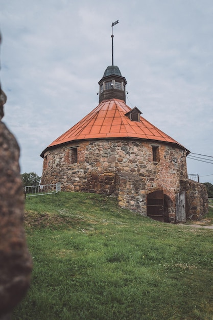 Ronde toren in het fort van Korela in Rusland