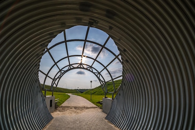 Ronde tunnel voetpad op blauwe hemelachtergrond