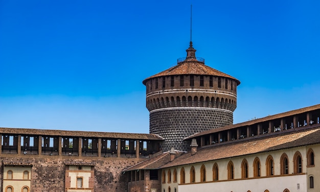 Ronde wachttoren van sforza castle in milaan, italië