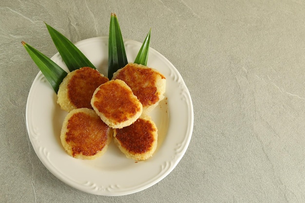 Ronde Wingko Babat, traditionele Indonesische snack gemaakt van kleefrijstmeel, suiker.