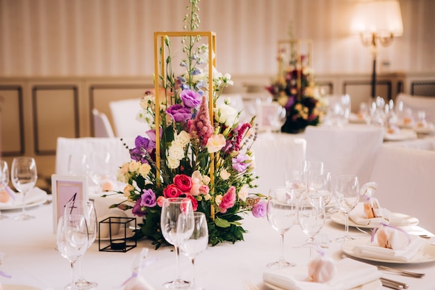 Ronde witte tafel met natuurlijke bloemen