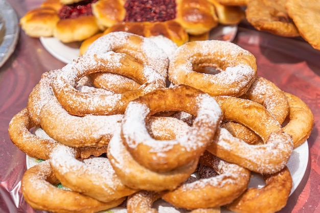 Ronde zoete bagels op bord op tafel