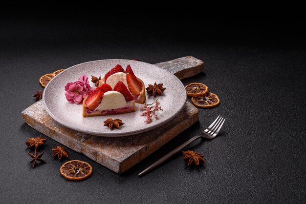 Ronde zoete taart met aardbeien en room.