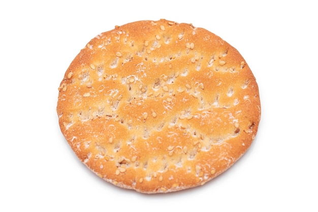 Ronde zoutcracker met geïsoleerde sesam op witte achtergrond