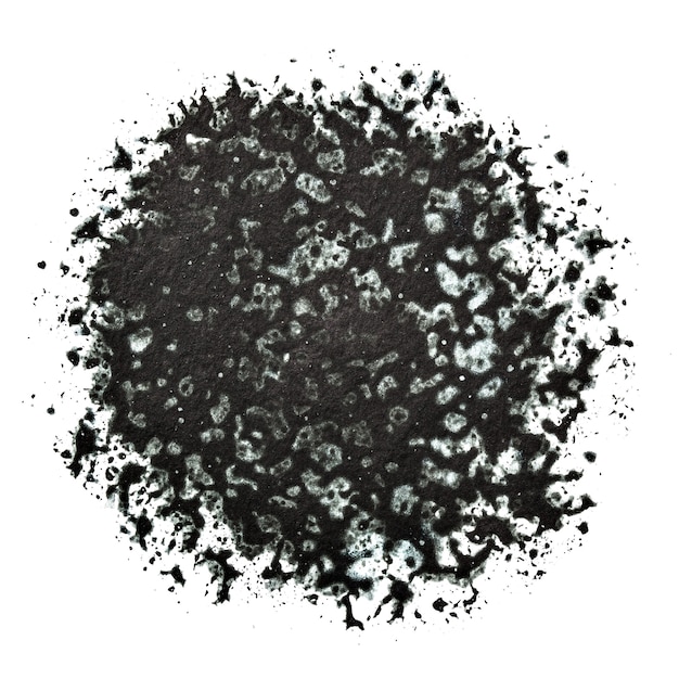 Ronde zwarte vlek met spashes en vlekken geïsoleerd op de witte achtergrond. Geschilderde textuur
