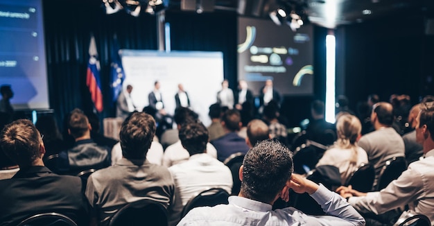 Foto rondetafelgesprek tijdens een bijeenkomst van een bedrijfsconferentie publikum in de conferentiezaal symposium over bedrijfsleven en ondernemerschap