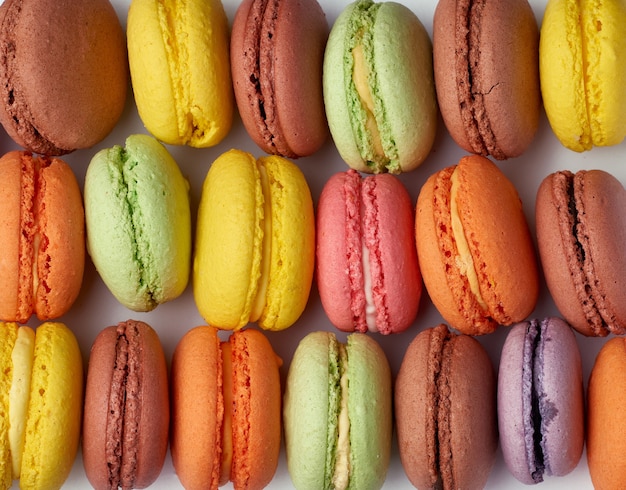 Rondgebakken veelkleurige macarons liggen op een rij