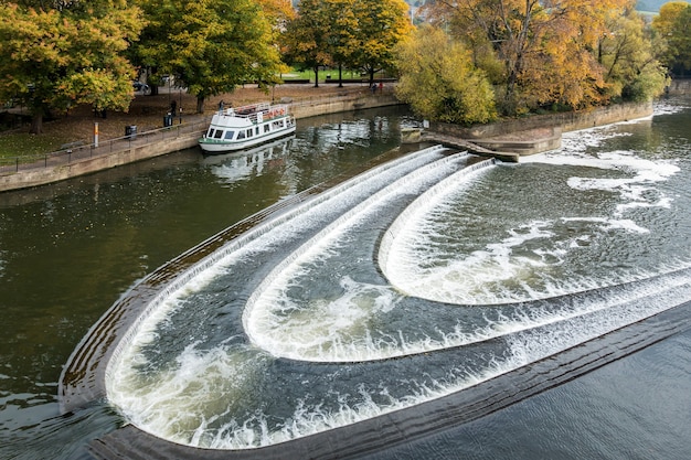 Rondvaartboot bij de Weir naast Pulteney Bridge in Bath