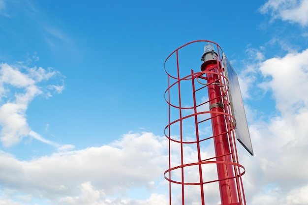 Rood baken en witte wolken