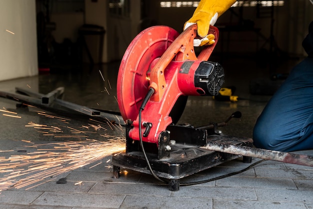 Foto rood bij het bewerken van metaal in een fabriek