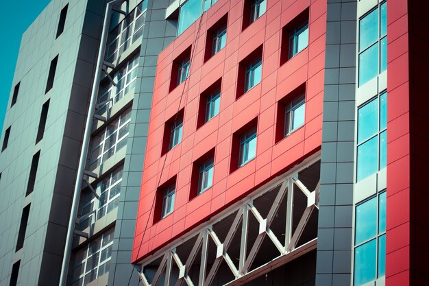Rood-blauwe gevel van stedelijke gebouwen