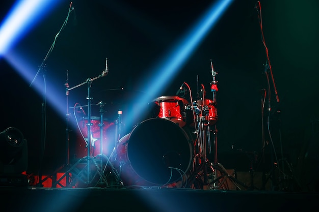 Rood drumstel klaar voor concert op het podium