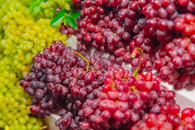 Rood en groen druiven kleurrijk tropisch fruit