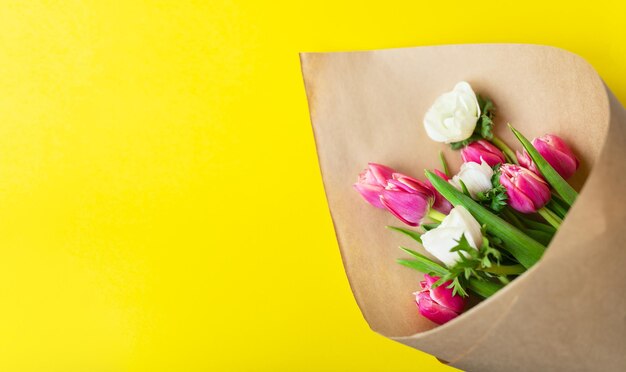 Rood en wit boeket tulpen en anemonen bloemen op een gele achtergrond Met kopie ruimte