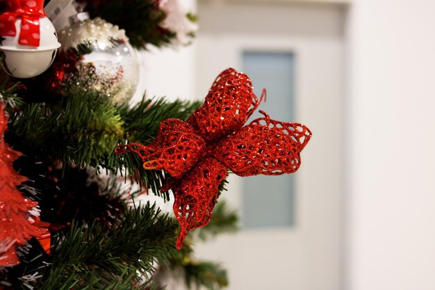 Rood en wit speelgoed op de kerstboom