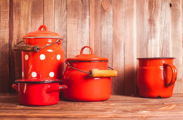 Rood en wit vintage keukengerei op een witte tafel