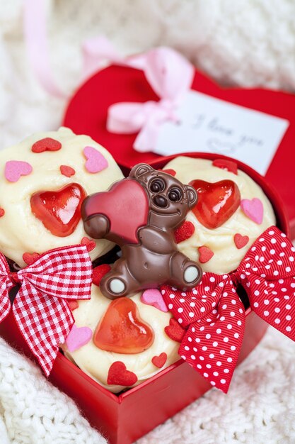 Rood fluweel cupcakes versierd met hartjes voor Valentijnsdag