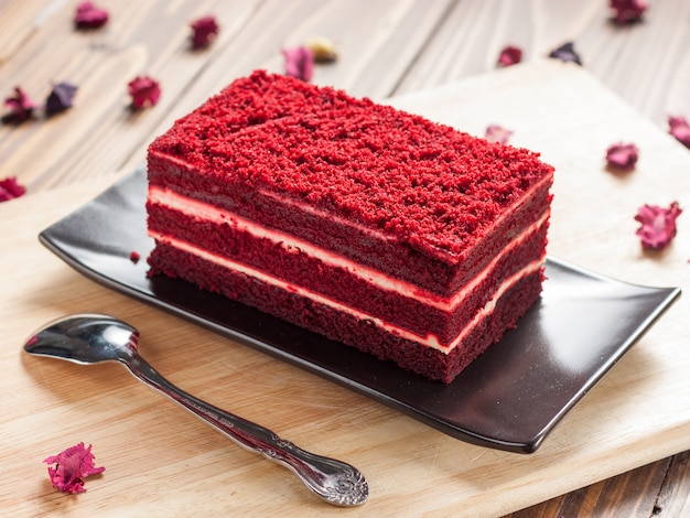 Rood fluweelcake op een houten bord