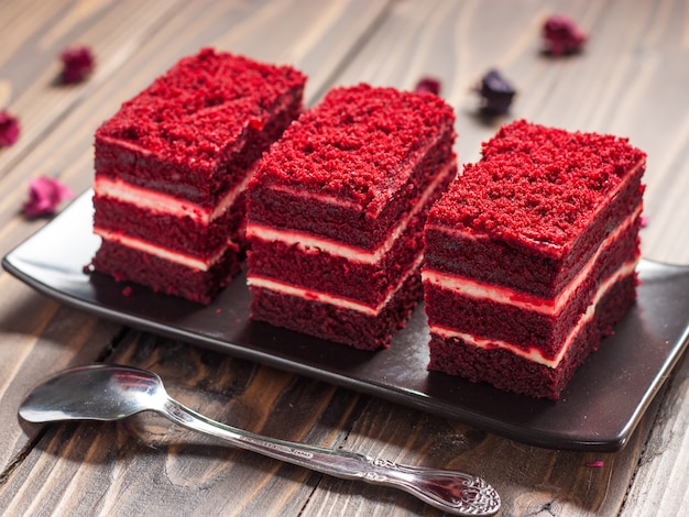 Rood fluweelcake op een houten bord