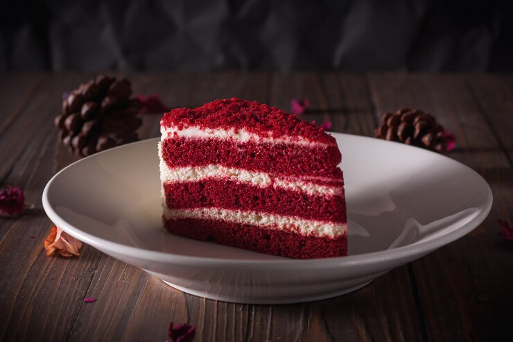 Rood fluweelcake op een houten bord