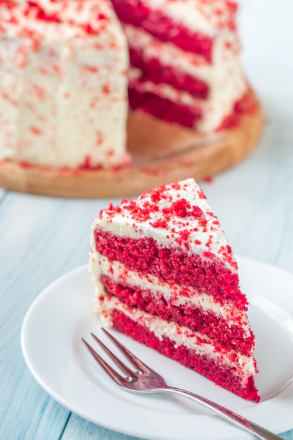 Rood fluwelen cake op de plaat