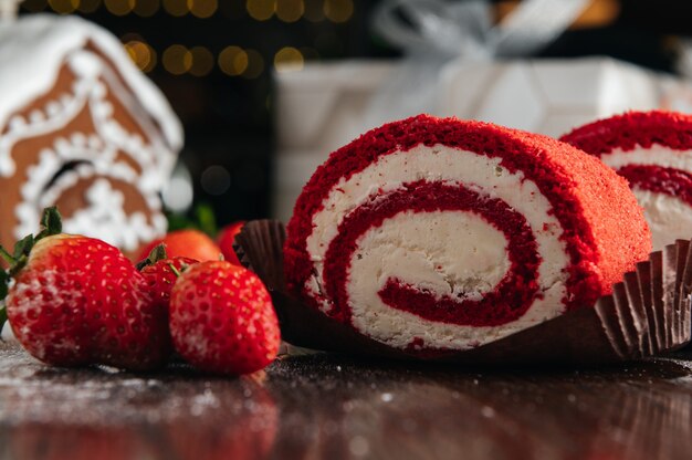 Rood fluwelen cakebroodje met aardbei