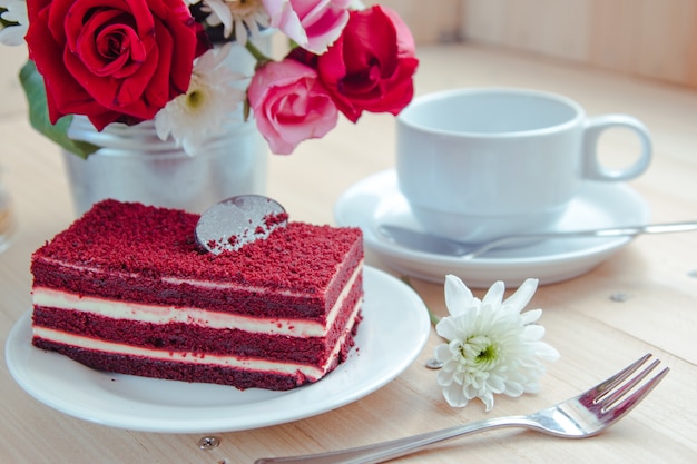 Rood fluwelen kaascake en donkere chocolade bovenop