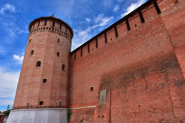 Rood fortmetselwerk van een oud fort