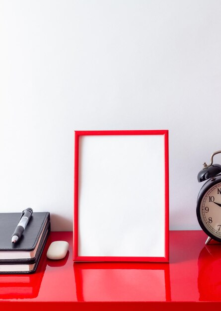 Rood frame op een witte achtergrond met een klok en notebooks Design Mockup Copy space