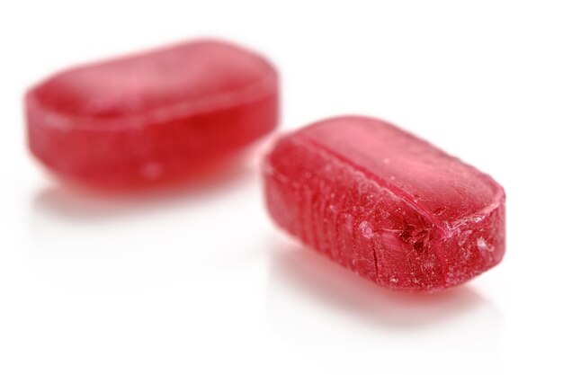 Foto rood fruit snoepjes geïsoleerd op witte achtergrond 9