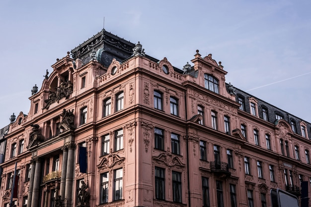 Rood gebouw in Praag