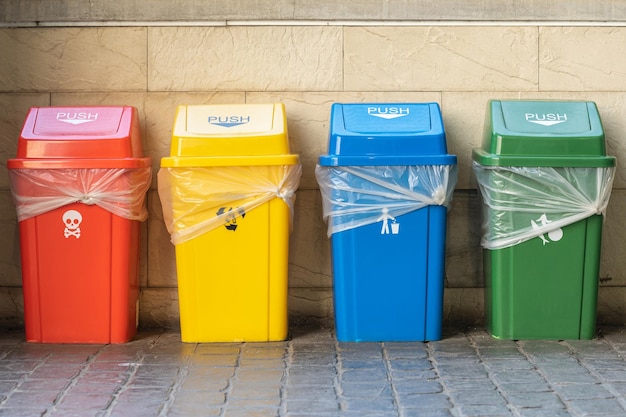 Rood geel blauw en groen plastic afval op de vloer voor de supermarkt