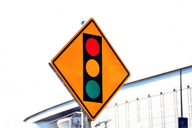 Rood geel en groen tekenetiket van verkeerslicht op de weg in de stad