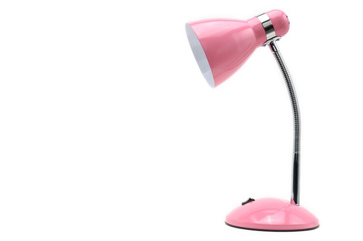 Rood gekleurde tafellamp met een gloeilamp geïsoleerd