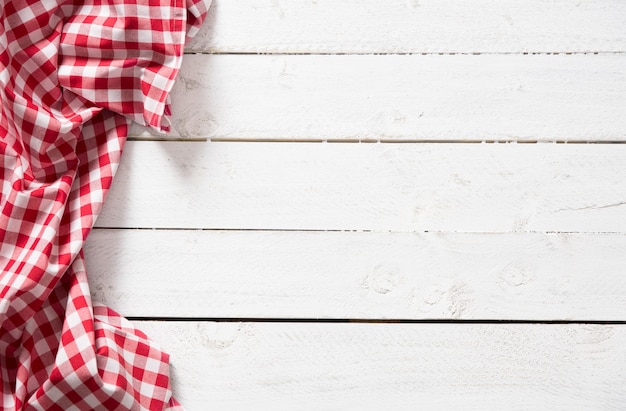 Rood geruit keukentafelkleed op houten tafel.