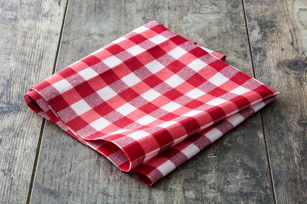 Rood geruit tafelkleed op houten tafel