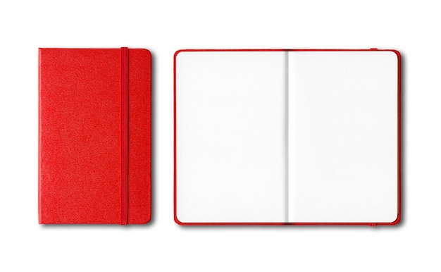 Rood gesloten en open notitieboekjes die op wit worden geïsoleerd