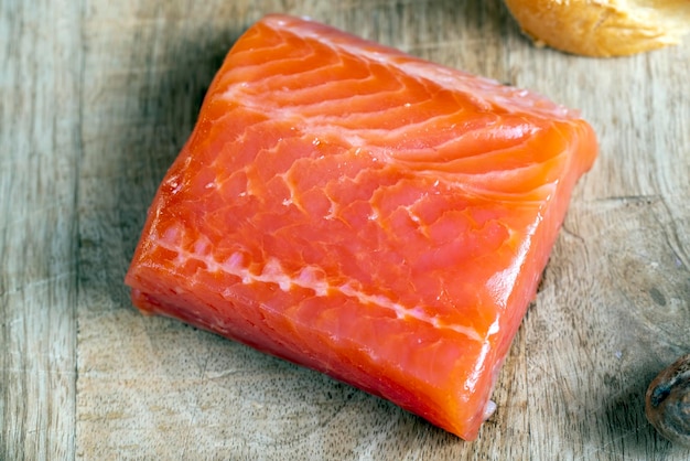 Rood gezouten zalm visvlees op een snijplank