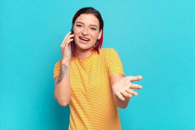 Rood haar koele vrouw die een slimme telefoon met behulp van.