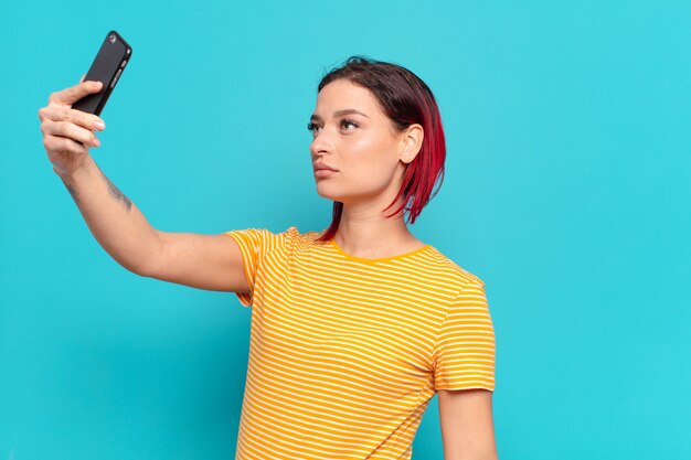 Rood haar koele vrouw met behulp van een slimme telefoon.