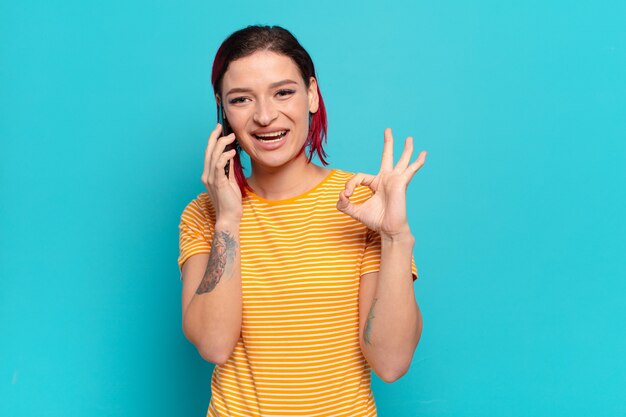 Rood haar koele vrouw met behulp van een slimme telefoon.