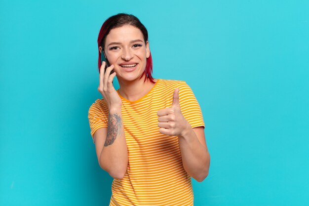 Rood haar koele vrouw met behulp van een slimme telefoon.