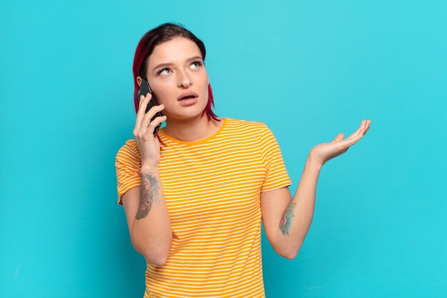 Rood haar koele vrouw met behulp van een slimme telefoon.