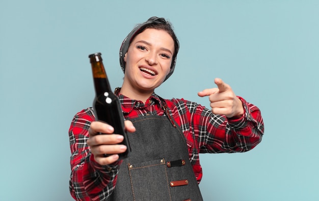 Rood haar koele vrouw met een bierfles