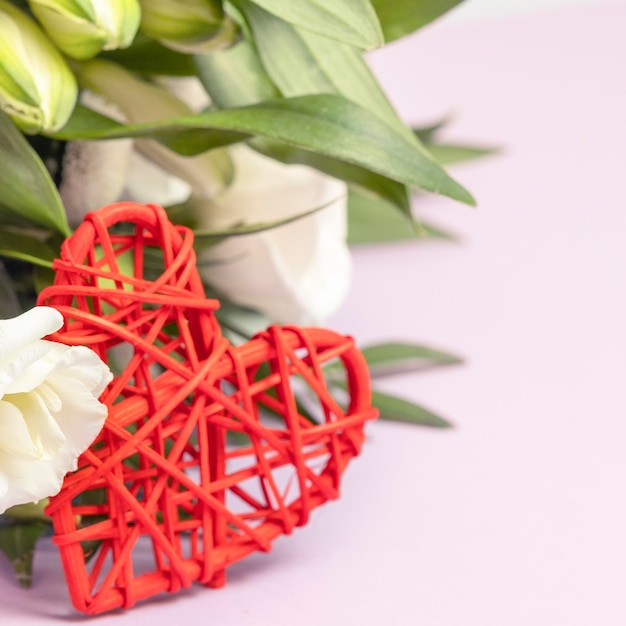 Rood hart en bloemen Valentijnsdag concept Tekstruimte