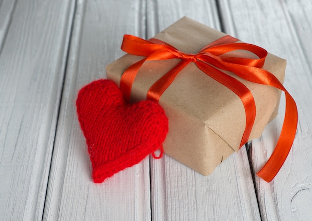 Foto rood hart en cadeau op houten achtergrond