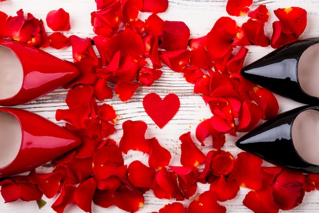 Rood hart en rozenblaadjes bloemblaadjes stof hart en schoenen symbolen van liefde en tederheid