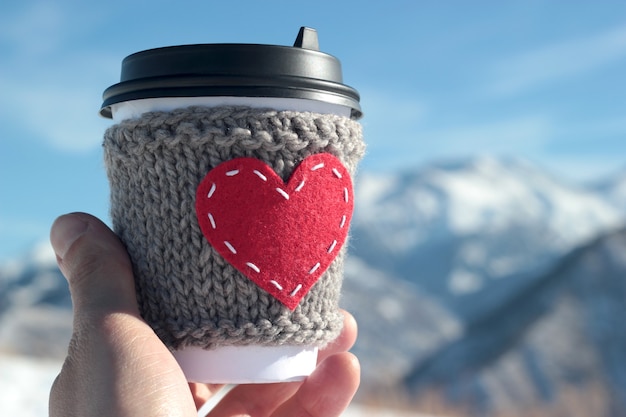 Rood hart gebreide koffiekop gezellig.